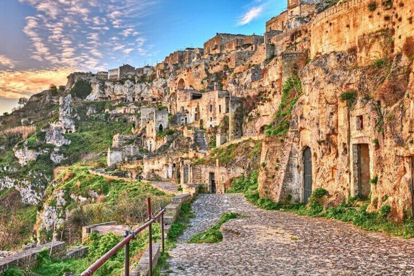 Matera private walking tour with visit of a cave house and church