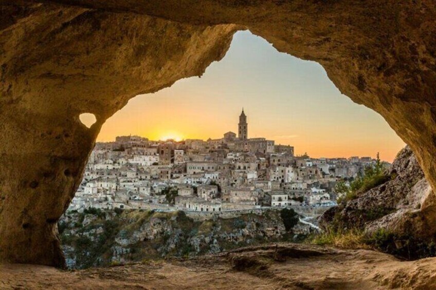 Matera private walking tour with visit of a cave house and church