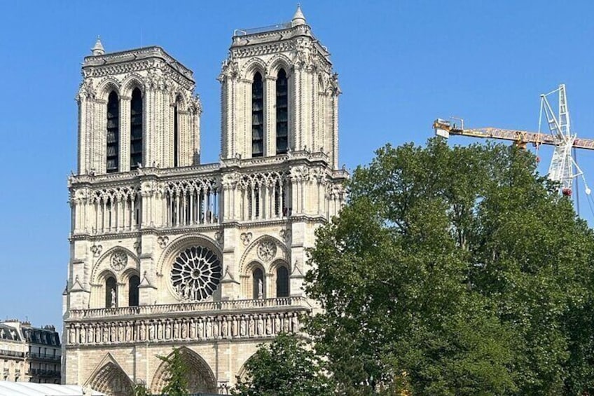 Ancient Origins of Medieval Churches Walking Tour in Notre Dame 