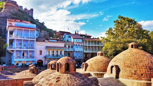 Tiflis: recorrido privado a pie por el casco antiguo con degustación de vin...