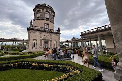 100% private tour in Chapultepec Castle & around (with transport)