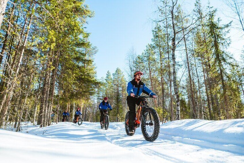 Winter eFatbike Tour in Snowy Forest in Rovaniemi Apukka Resort