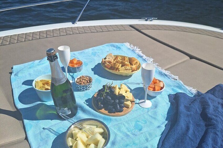 Private 6 Bridges Cruise with Tapas and Port Wine