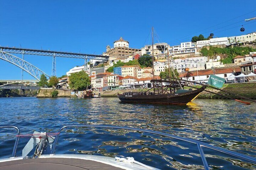 Private 6 Bridges Cruise with Tapas and Port Wine