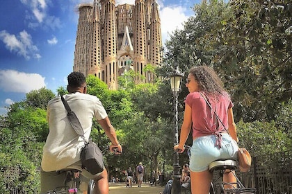 Full-Day Private Barcelona Sagrada Familia+Park Guell E-Bike Tour