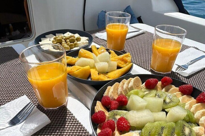 West Coast Sailing Tour of Mallorca with Drinks and Snacks
