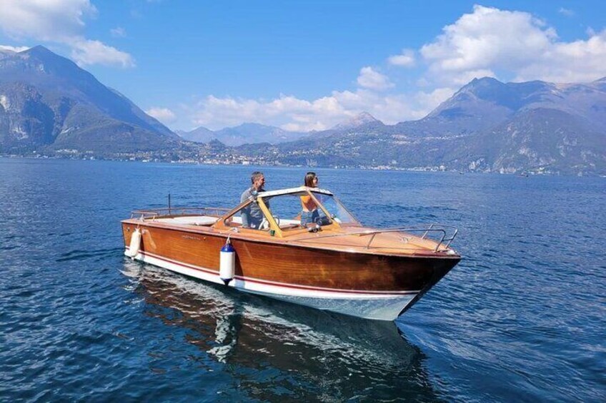 1 hour private tour in the magical Como lake with classic boat