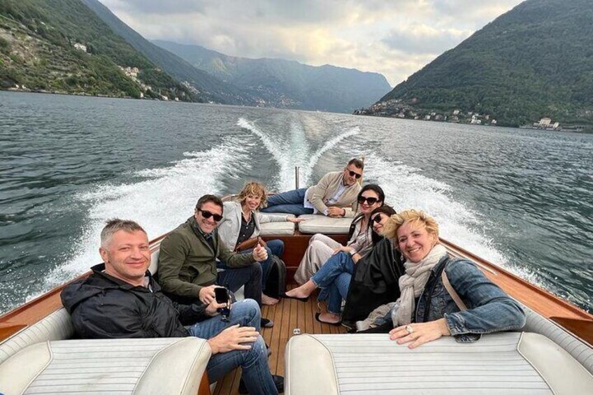 1 hour private tour in the magical Como lake with classic boat