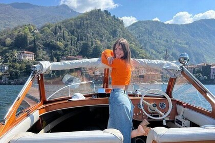 1 hour private tour in Lake Como with classic wooden boat