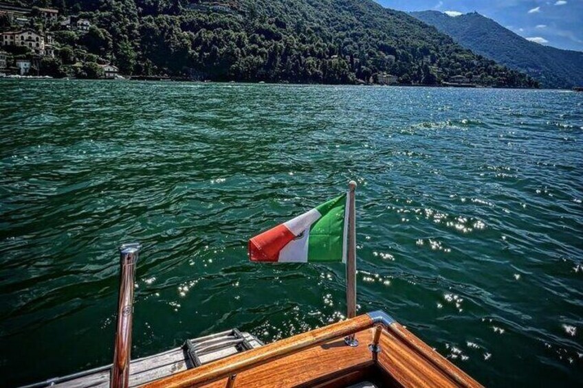 1 hour private tour in the magical Como lake with classic boat