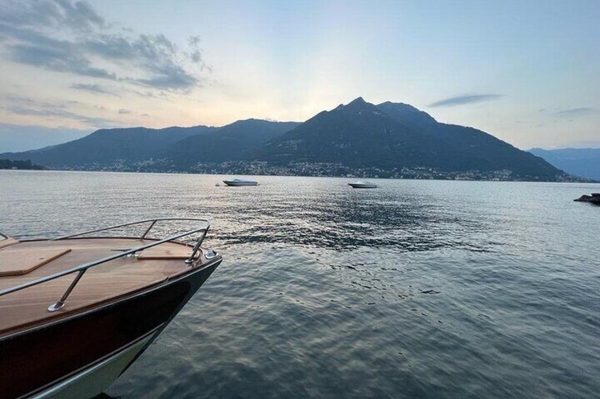 1 hour private tour in the magical Como lake with classic boat