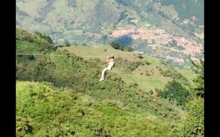 Medellin: Gita di un giorno con zipline privata e trekking alle cascate
