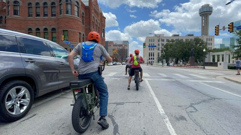 Recorrido en bici eléctrica por el centro de Dallas