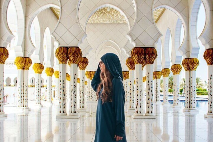 Graceful view of the opulent lobby of Sheikh Zayed Mosque