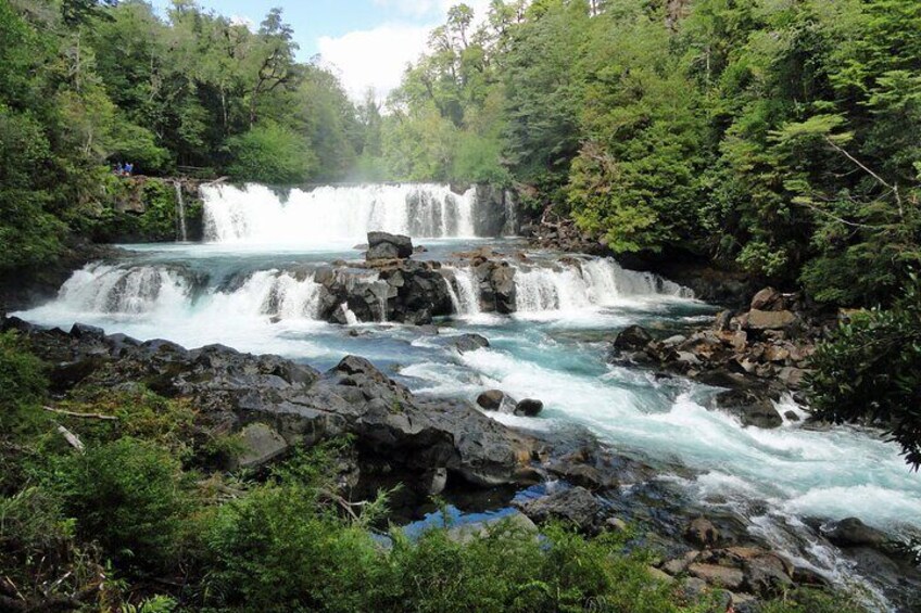 "Discover the beautiful waterfall of crystalline waters of the Fuy river while you walk a path that will allow you to appreciate the abundant diversity of native flora and fauna"