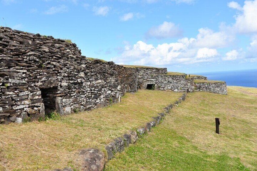 ORONGO houses built for the deadly competitions of the "Birdman"