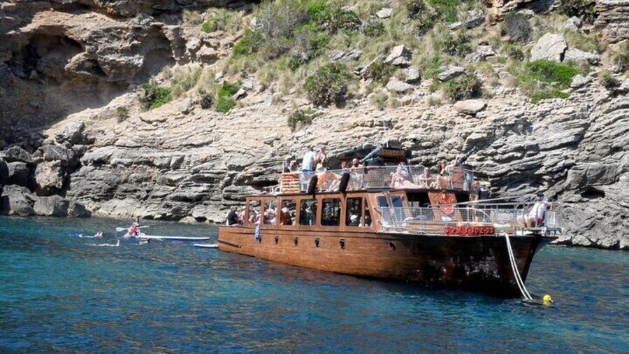 5-Hour Guided Robinson Boat Day Tour in Northern Mallorca