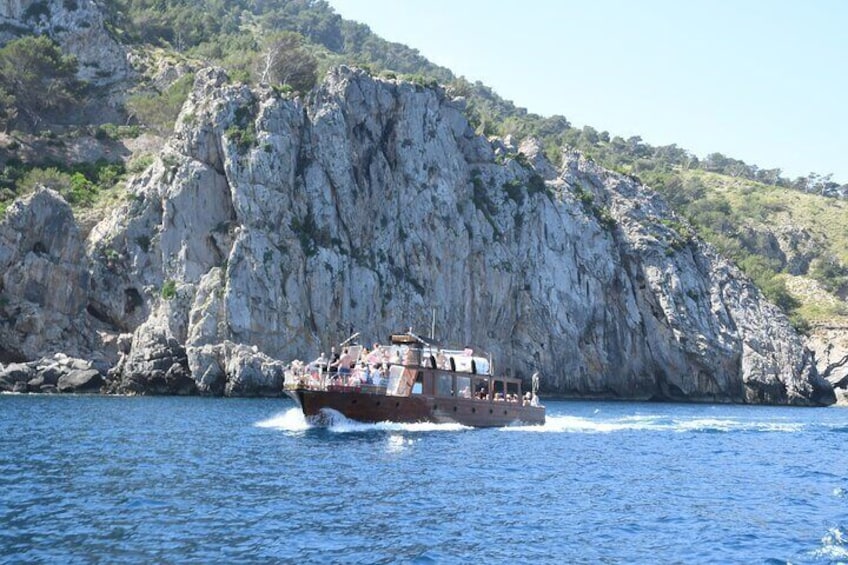 5-Hour Guided Robinson Boat Day Tour in Northern Mallorca