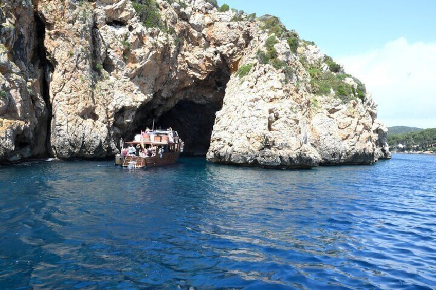 5-Hour Guided Robinson Boat Day Tour in Northern Mallorca