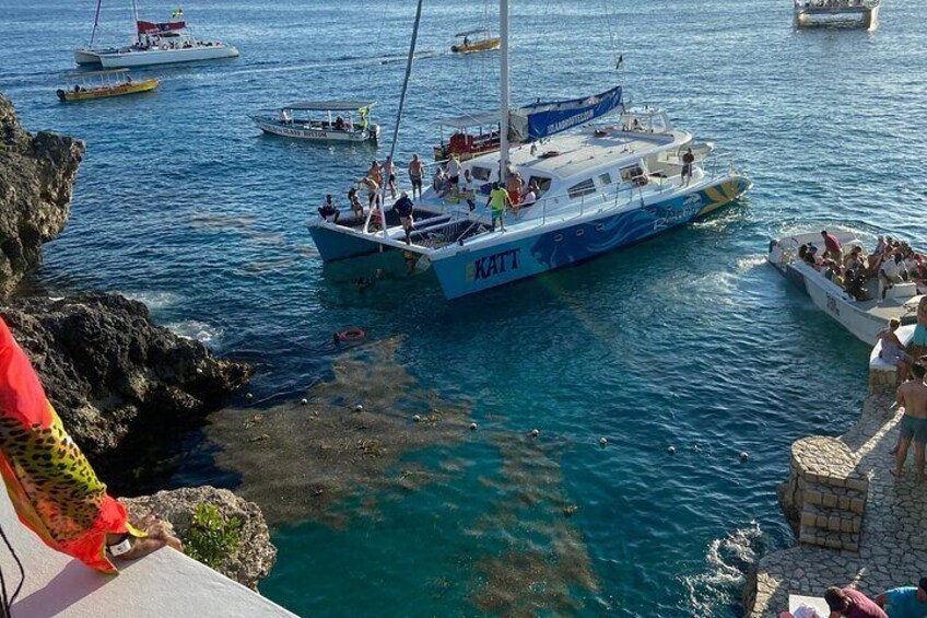 4 Hours Party Boat Catamaran Cruise in Negril