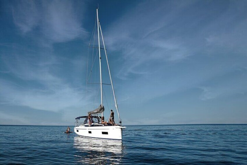 3h30 Half day Luxury Sail-Yacht cruise + Anchored Chill Out Stop