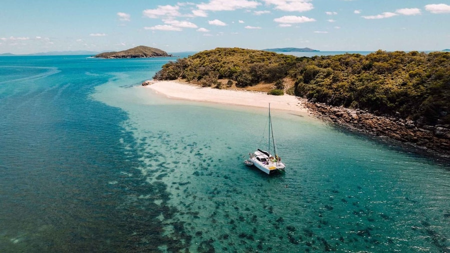 Yeppoon: Keppel Islands Luxury Sail and Snorkel Day Tour
