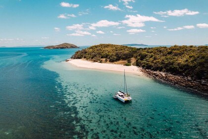 Excursión de un día de lujo a las islas Keppel con vela y esnórquel con tod...