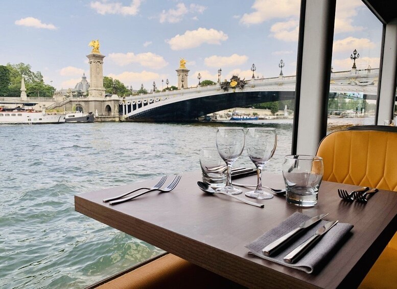 Paris: River Seine Cruise with 3-Course Lunch