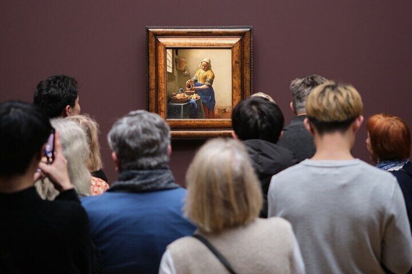 Skip-the-lone and enjoy Rijksmuseum with our specialized guides!