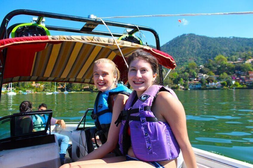 Wakeboarding on the Valle de Bravo lake