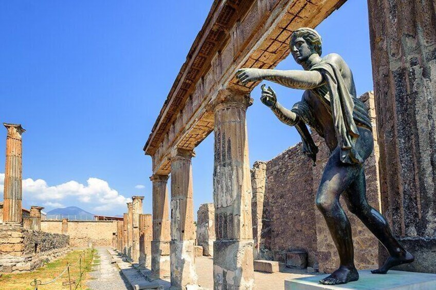 Visit the excavations of Pompeii and Herculaneum from Naples