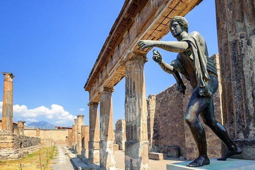 Visit the excavations of Pompeii and Herculaneum from Naples