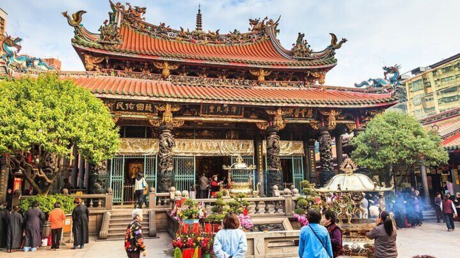 2-Hours Private Longshan Temple Walking Tour