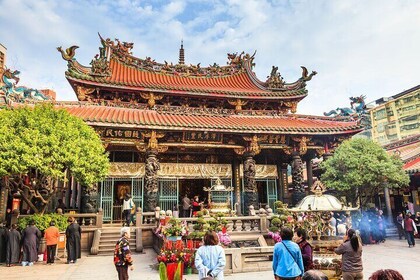 2-Hour Private Longshan Temple Walking Tour