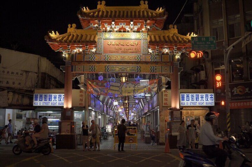 2-Hours Private Longshan Temple Walking Tour