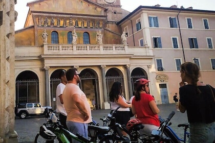 Tour nocturno guiado en bicicleta eléctrica con helado típico en Roma