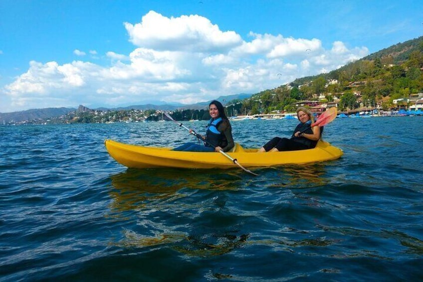 Kayak on the Valle de Bravo lake