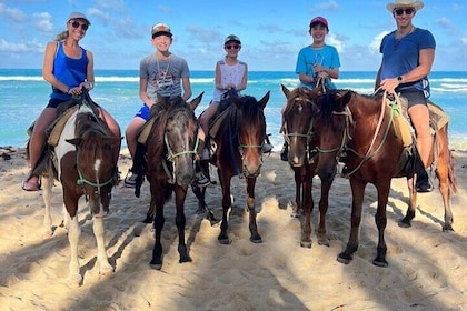 Paseo a caballo por la playa al atardecer en Punta Cana