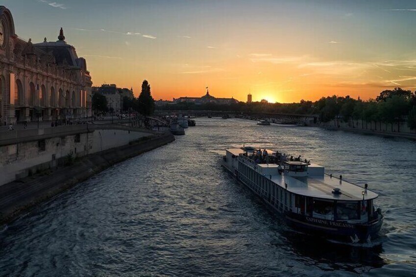 Visit Notre Dame’s Crypt with an archeologist + River Cruise