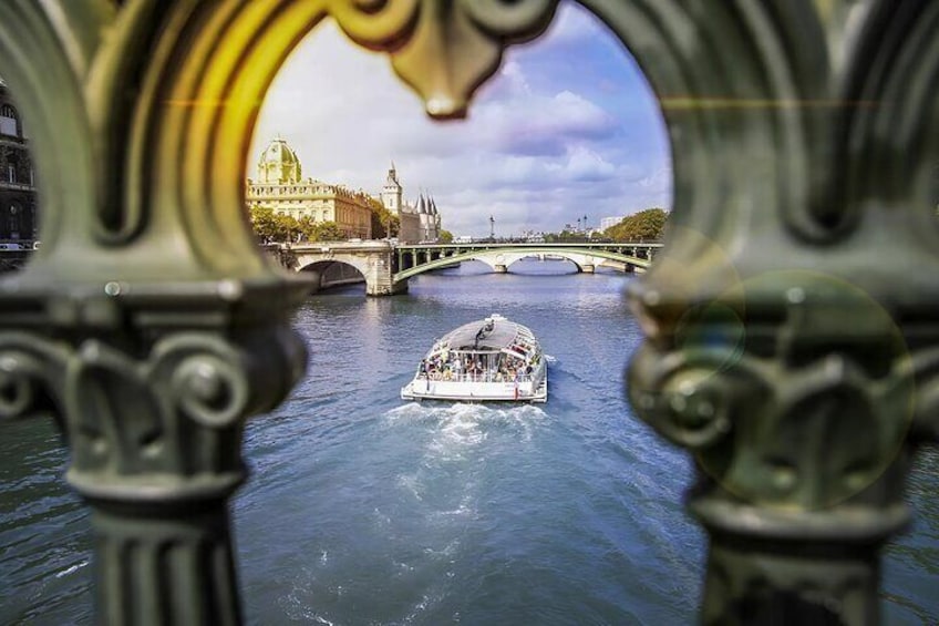 Visit Notre Dame’s Crypt with an archeologist + River Cruise