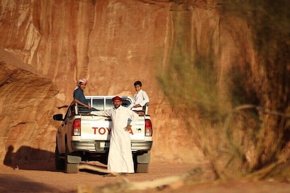 Wadi Rum 2-Day Jeep Tour with Meals and Overnight in Bedouin Camp