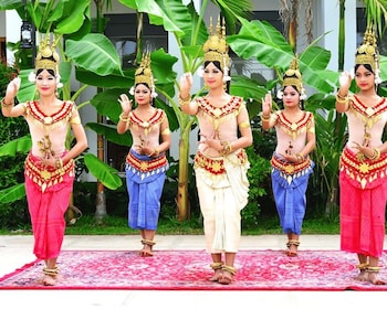 Apsara Dance Show with Dinner by Tuk-Tuk Roundtrip Transfer