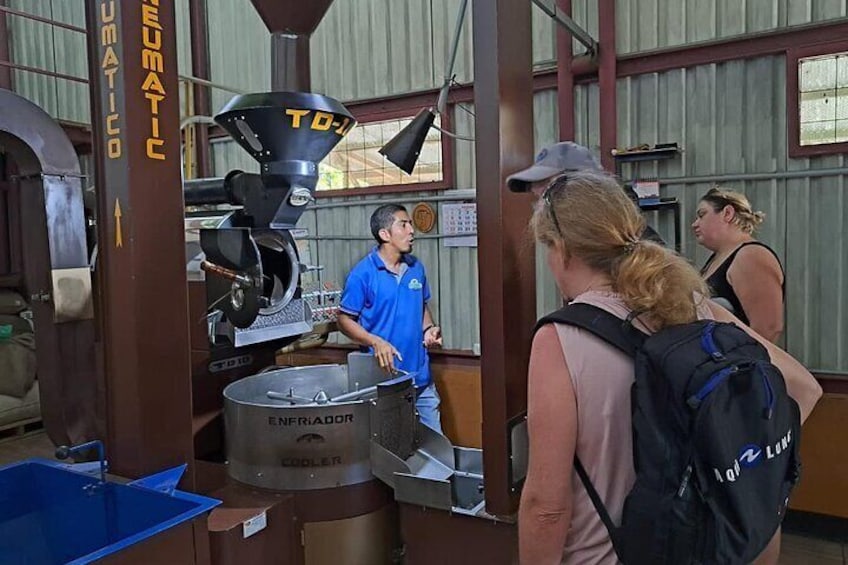 Guide explaining machining coffee process.