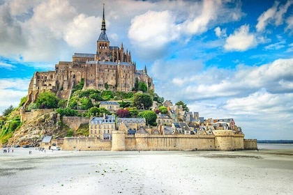 Le Havre to Mont Saint Michel: Small Group Private Tour