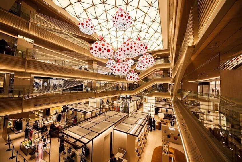 Discover Tokyo's shopping landscape in unparalleled comfort with our "Luxury Shopper's Dream" private tour.