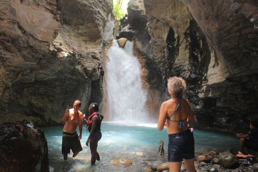 Private Tour to La Leona Waterfall with Lunch From Tamarindo