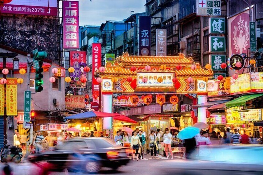 2-hr Raohe Night Market Walking Private Tour with a Tour Guide