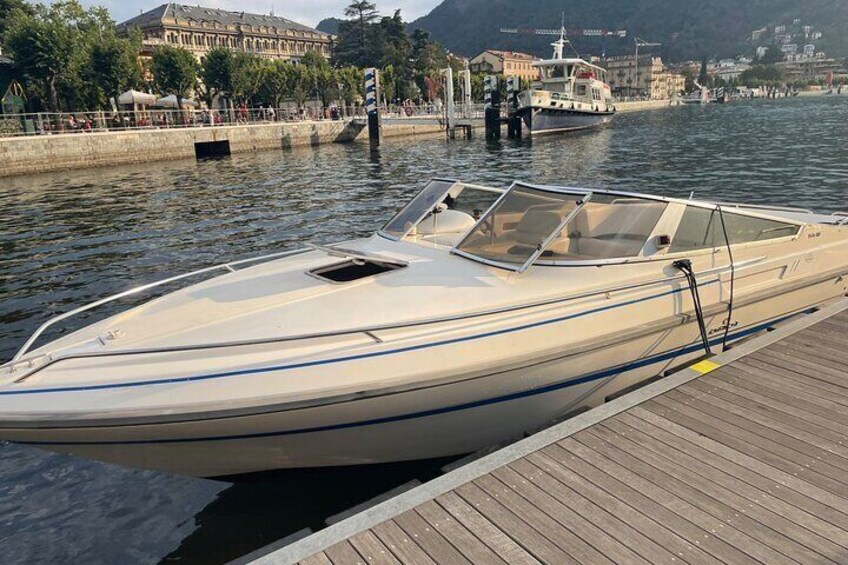 Private 4-hour motorboat tour on Lake Como