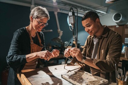 Tromsoe: haz tu propio anillo de plata en un taller de orfebrería