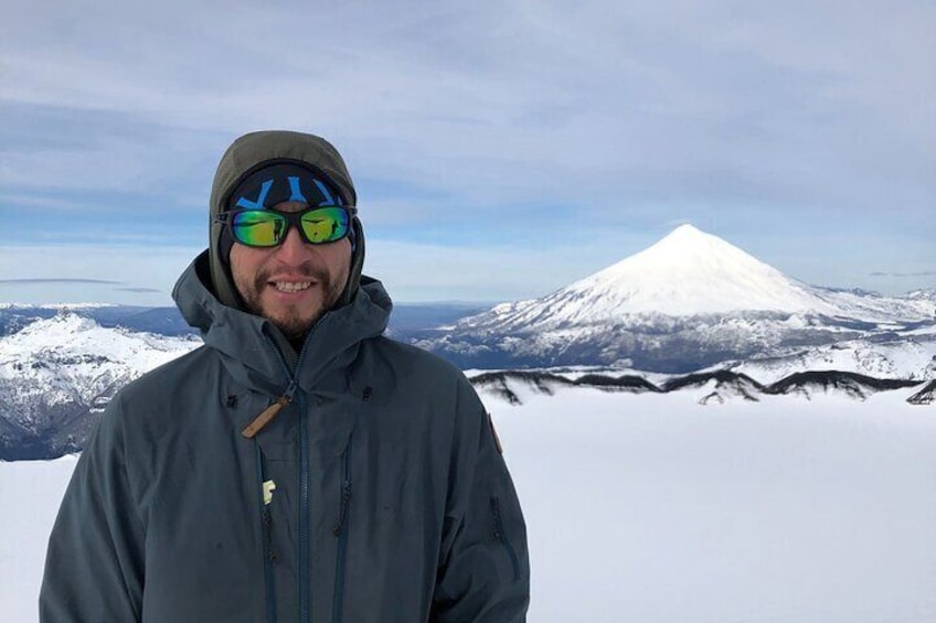 Immerse yourself in an unforgettable ascent to the Quetrupillán Volcano! Already at the top you will have an incredible view of the Villarrica volcano and behind you the magnificent Lanin Volcano.